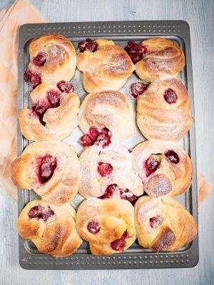 vanilla custard raspberry rolls kanelbullar vanilleschnecke